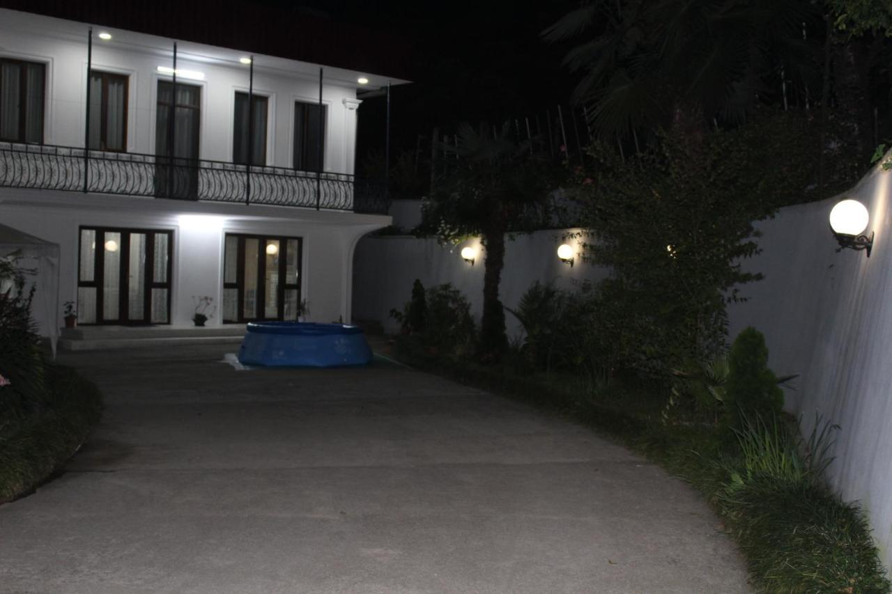 Villa Near The 巴统 外观 照片