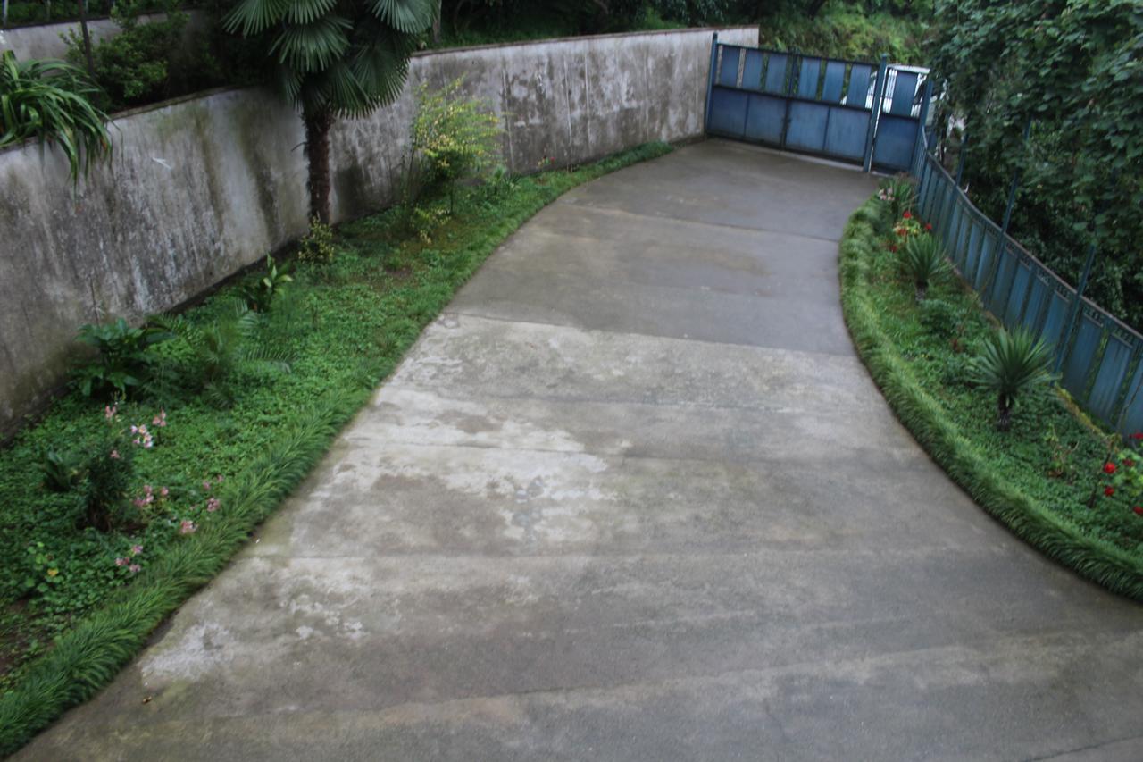 Villa Near The 巴统 外观 照片